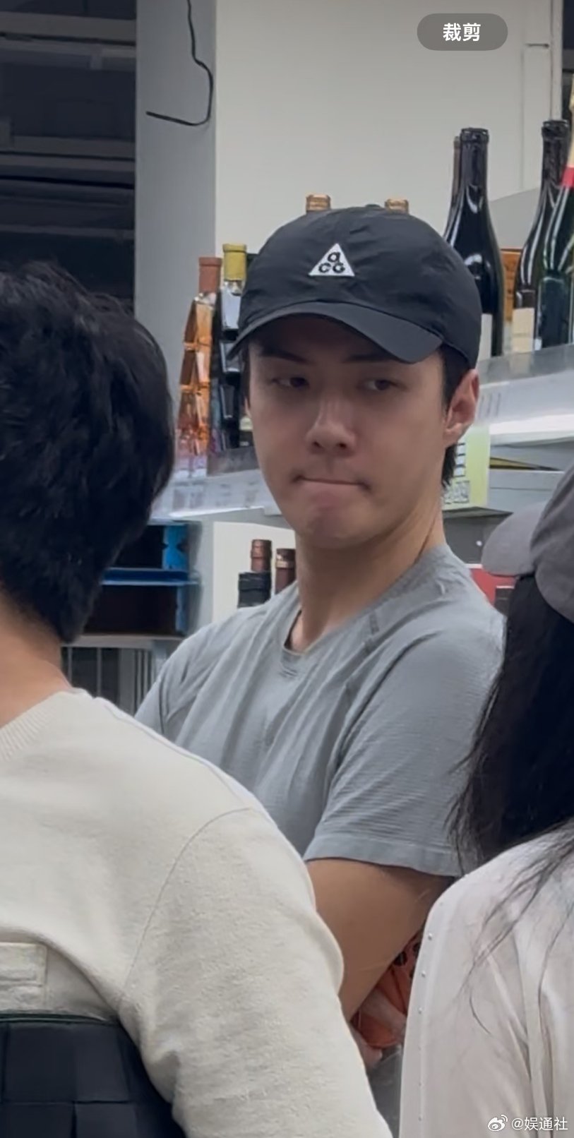 吴世勋晒黑了吴世勋去非洲晒黑了 网友在家附近偶遇到了吴世勋好签了to签！就是欧巴