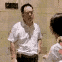 杨某打人处理来了!

行政拘留10天，并处罚500元。罚款才500，对企业主杨某