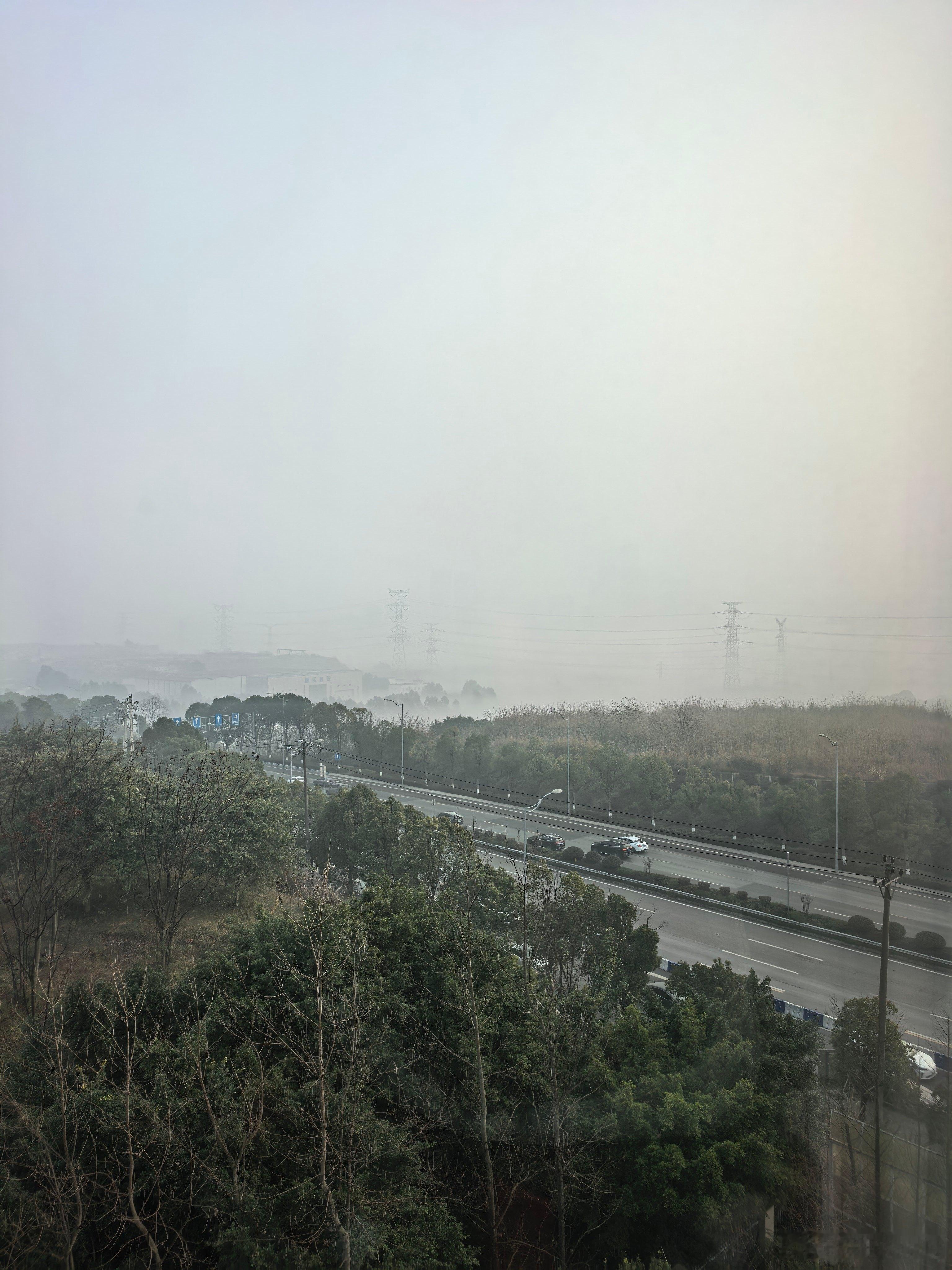 大雾笼罩的一天，分享有趣的汽车故事车的那些事