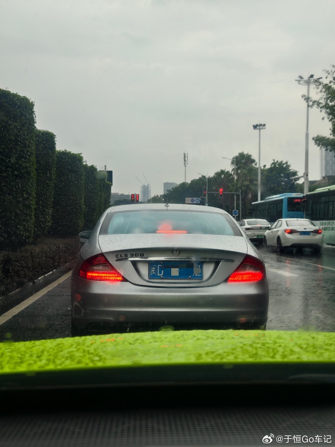这一代奔驰CLS到现在过去十八年了，线条依然那么优雅，07-08年的二手两三万的