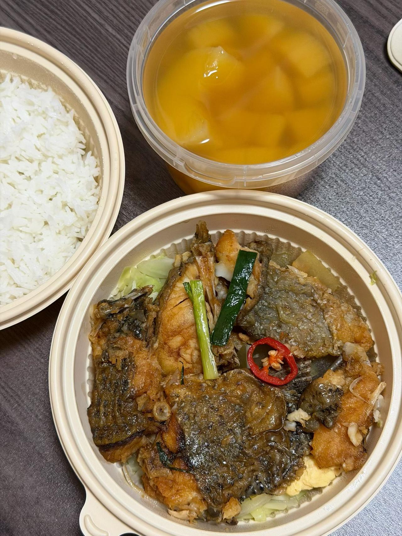 桌上摆满了丰盛的中式家常菜。这种员工宵夜餐还可以吧？香味浓郁！