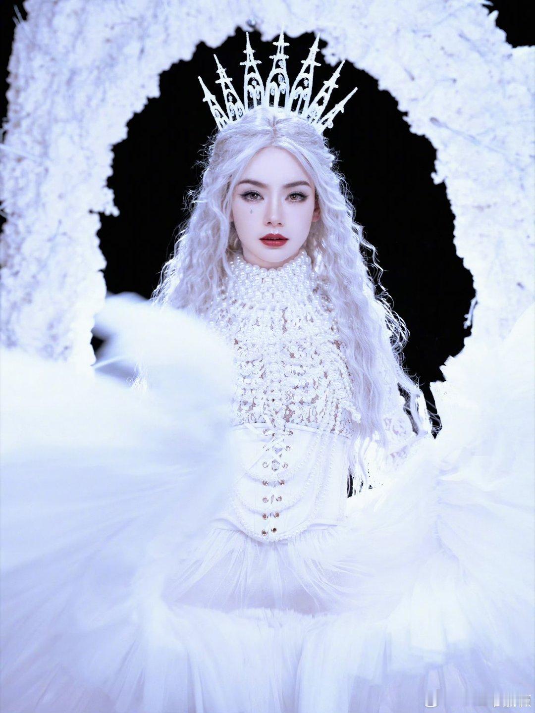 姐姐这白皇后杀疯了！银卷发配荆棘冠，冷艳又易碎，是我梦里才敢想的仙境女王，鲨我别