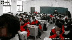 虽然是个学生，好像顶多就是一个高中生，在课堂之上，直接出重手袭击自己的同学，这个