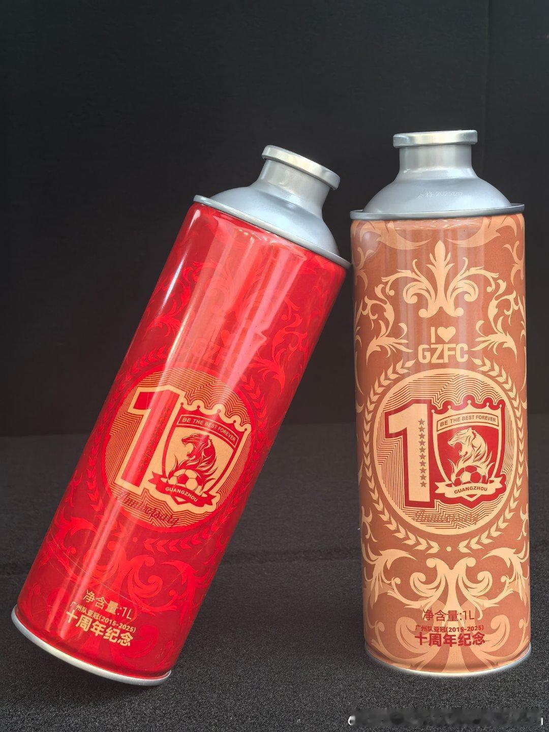 最近球迷问的比较多的广州队亚冠十周年纪念啤酒终于来了！昨天扫码下单，今天就到货啦