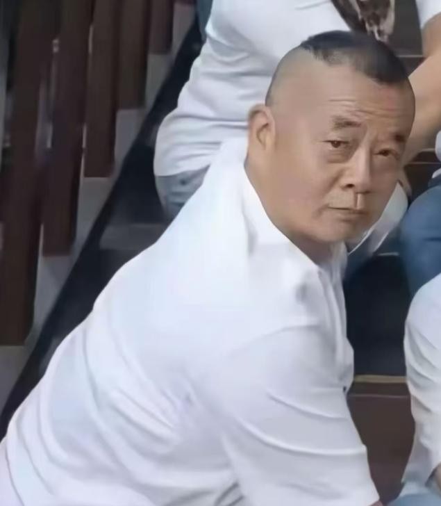 痛快！伊犁警方终于出手了。重庆王先生一行在新疆伊犁搞了不少骚操作，警方已调取监控