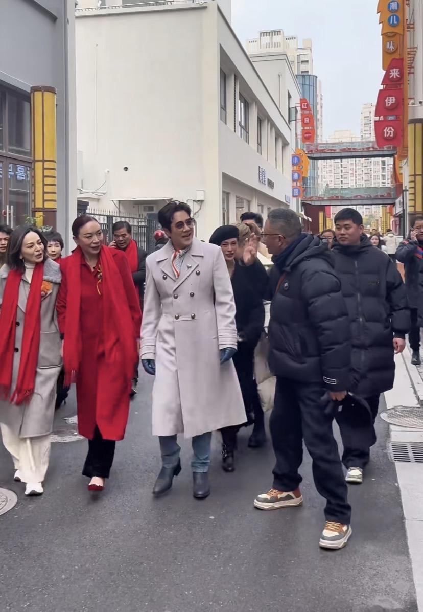 一个蔡国庆，一个张信哲，走路好优雅。
张信哲是毫无掩饰，蔡国庆是掩饰不住。