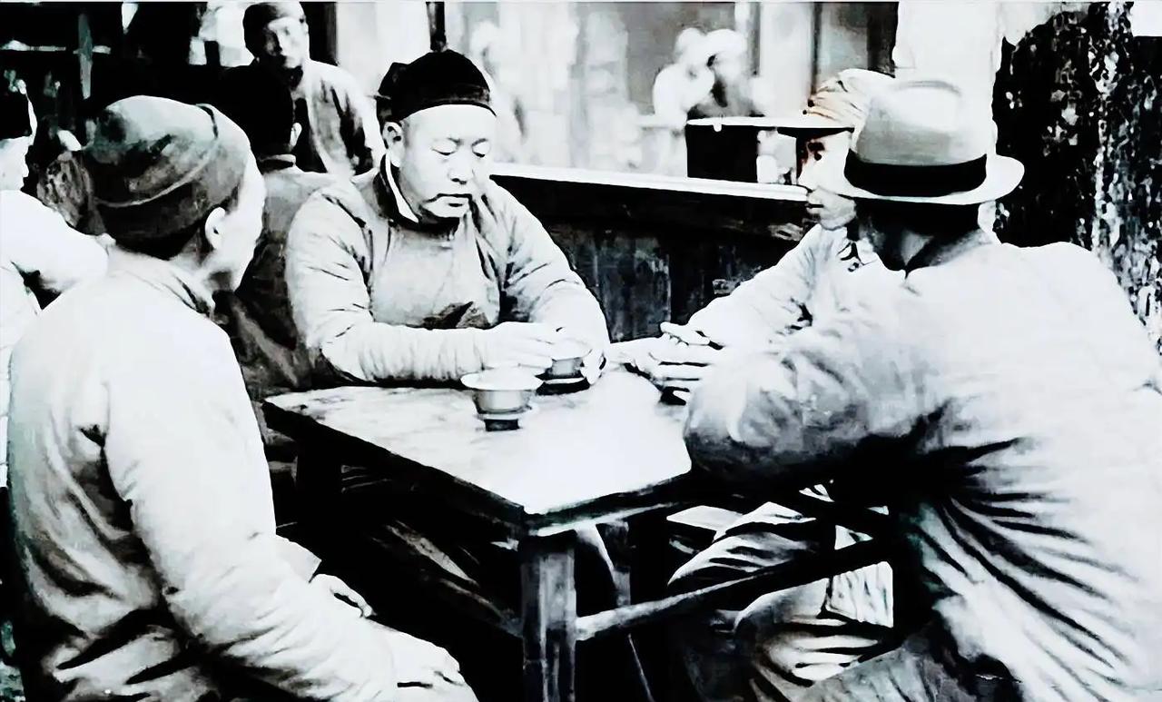 1943年，大汉奸刘赐胜杀人如麻，游击队长召来两个高手，限期十日除掉他，其中一人