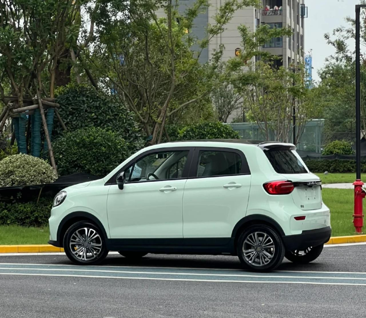 基层办事员一枚，平时跑小区，每天十多公里，小电驴风吹日晒不是个事儿，所以我们这里