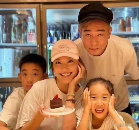 应采儿陈小春大仔Jasper小学毕业　致词有大将之风学费高达38万
应采儿与陈小