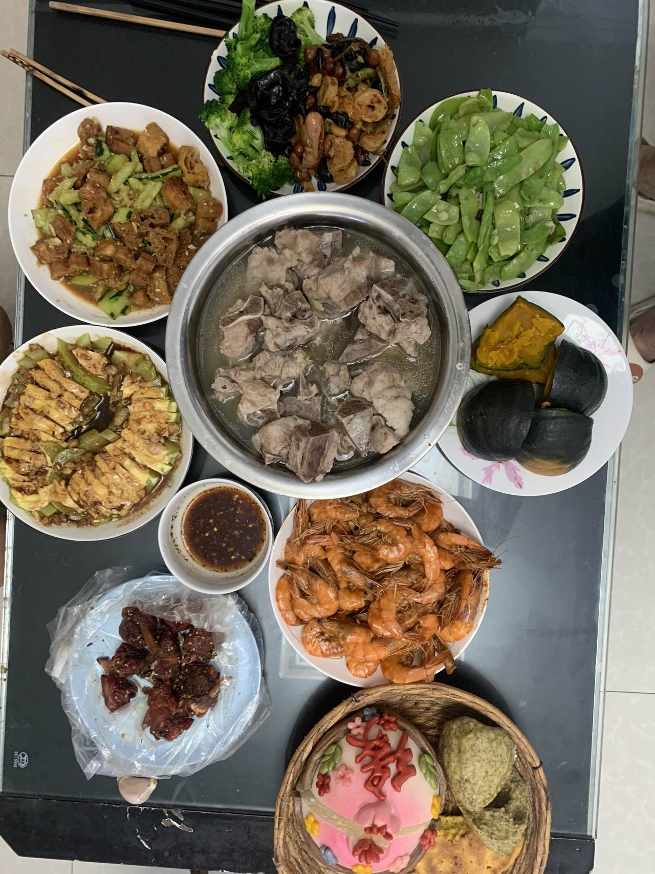 打卡今日晚餐：
清炖牛脊骨、蚝油焖虾、西湖蒸蛋、素炒荷兰豆、将军拌黄瓜；花式馒头