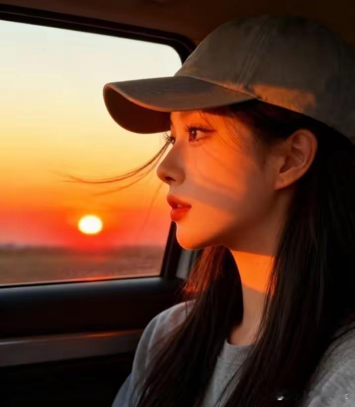 收费站前，丈夫指着上高速的车流说：这些车一年两箱油。
妻子没听懂。
丈夫补了一句