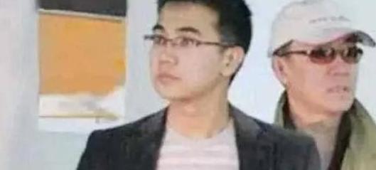 李幼斌的两个儿子，亲儿子李小珂，40岁，没进娱乐圈，在北京做一份普通又稳定的工作