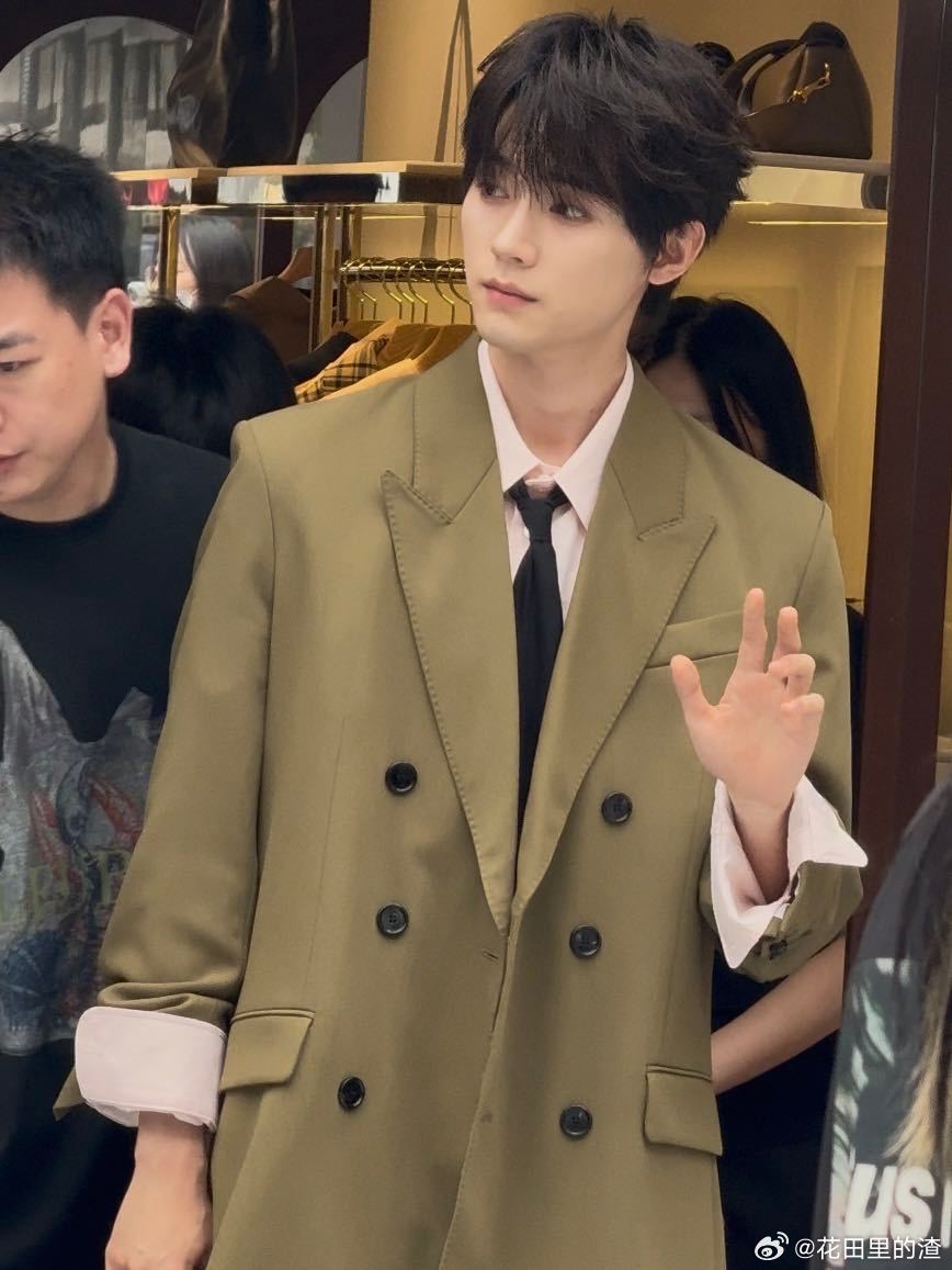 周翊然成都活动生图 绿西服搭粉衬衫，生图清爽帅，少年感超足！ ​​​