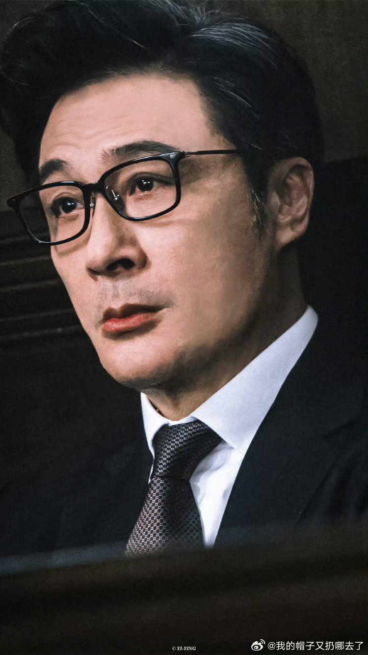 谁来救救吴镇宇的眼睛吴镇宇大概是每年无限超越班最惨评委，六旬老人硬着头皮看一群人