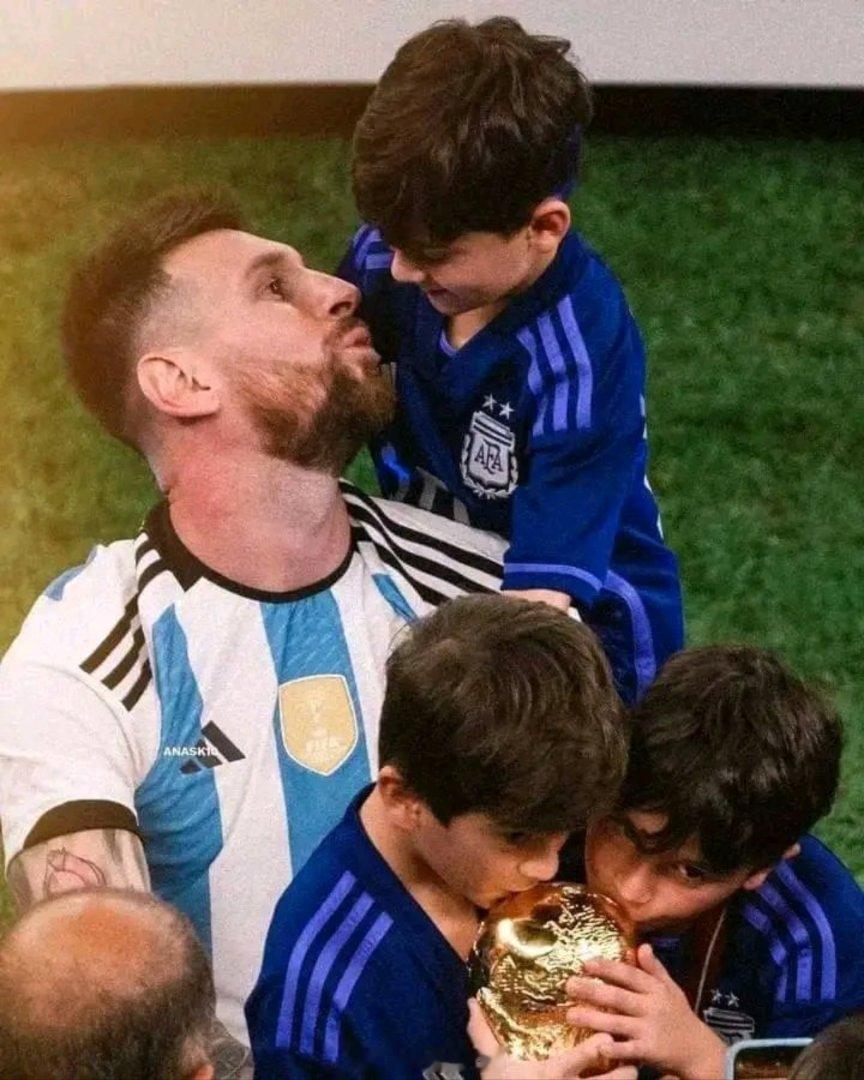 🇦🇷 梅西：“对阵沙特阿拉伯的比赛结束后，马特奥哭着离开了球场。蒂亚戈在帮马