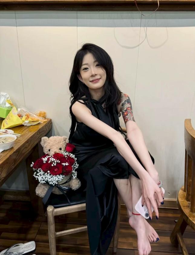 女朋友纹身，性格、脾气都很好，也很懂事，但在别人眼中就是坏女孩，如何无视这种偏见