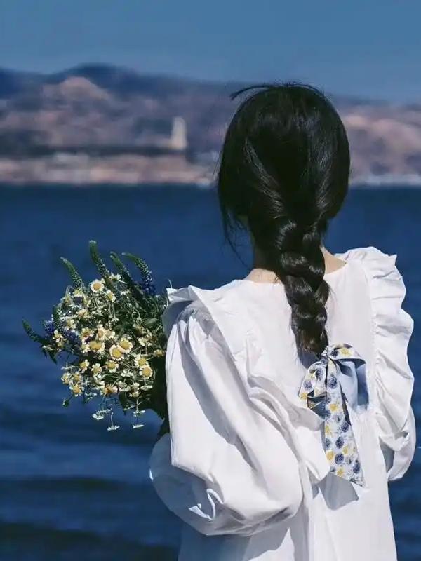 干净的女人，自带光芒

一个女人真正的光芒，不在脸蛋，而在她身上那股干净的气场—