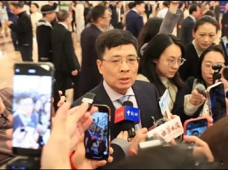 周总在采访时的呆萌表情估计让海尔会发热一段时间，海尔不需要网红，周总不需要网红，