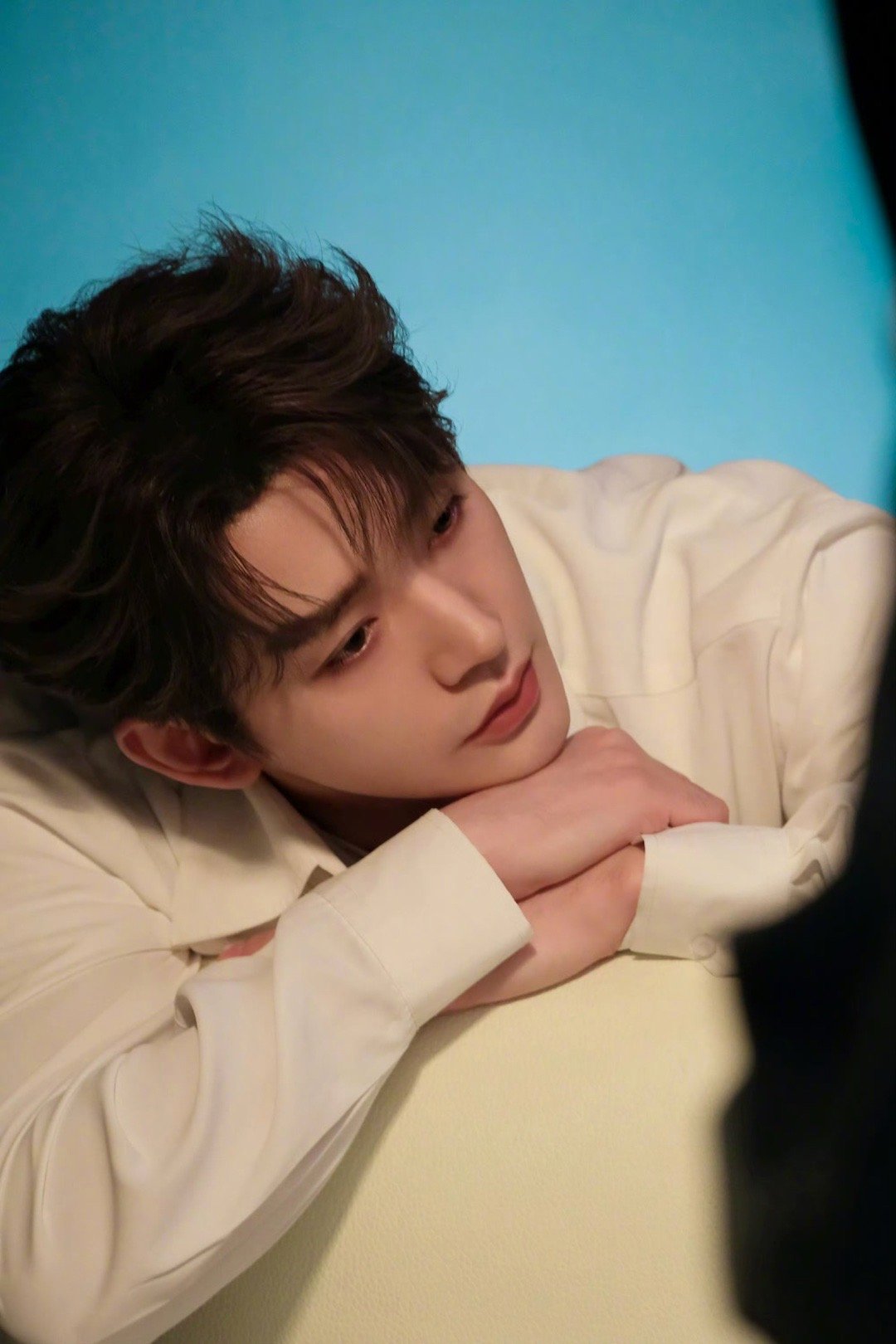 邓为戴银框眼镜太夯了 眼镜这单品真是挑人，戴不好就显呆，邓为戴上反而多了层故事感