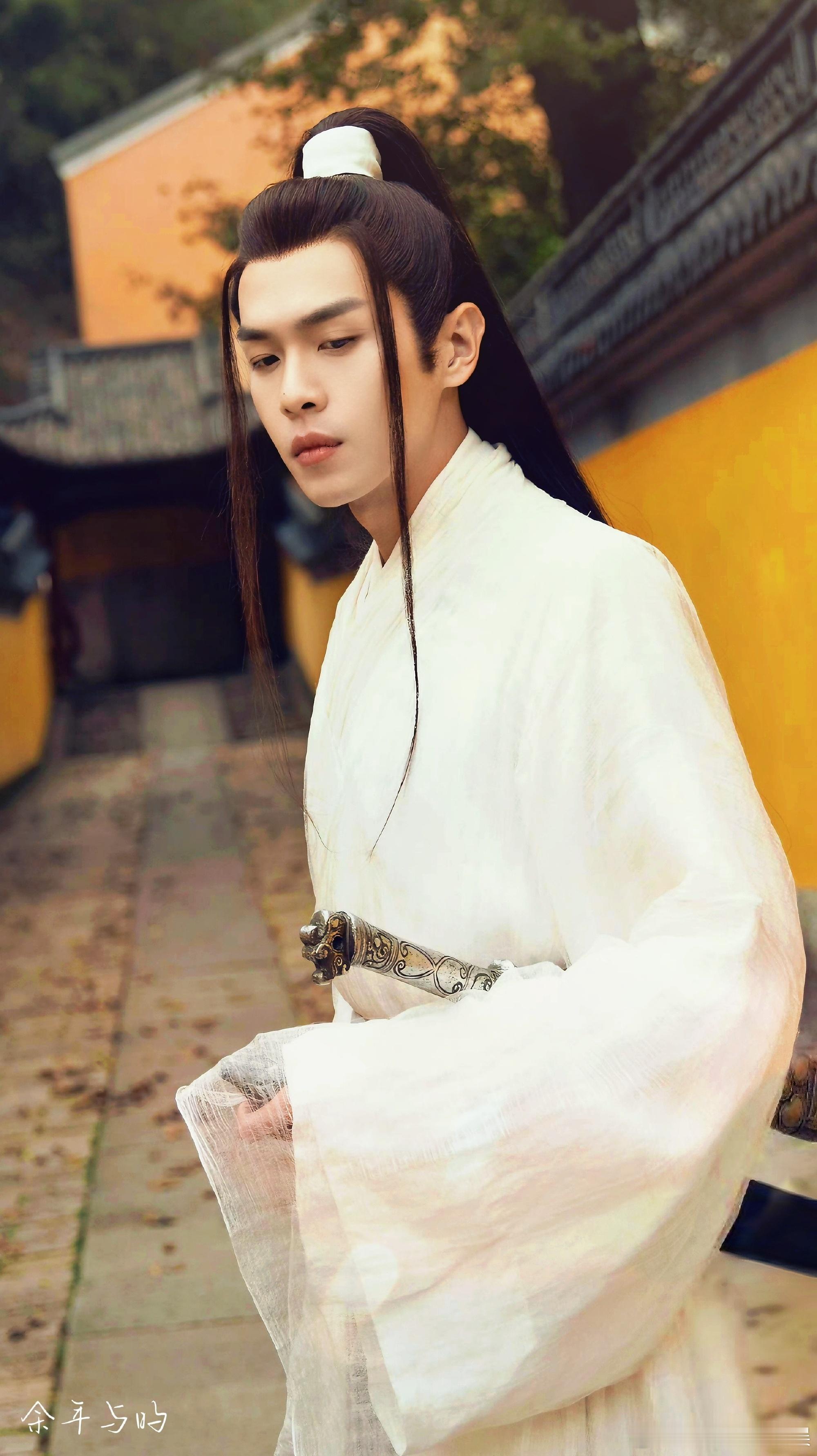 张若昀怎么也开始留两条须了，看起来怪怪的 ​​​