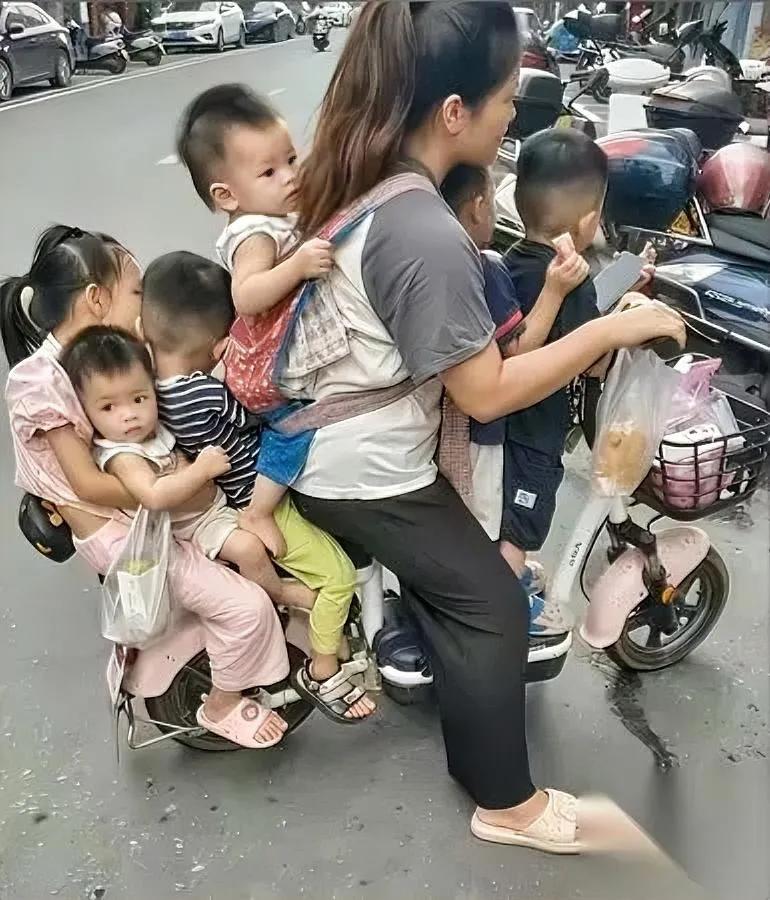 20岁出头的宝妈

去哪都带6个娃

居然连个搭手的人都没有？

这广东姑娘结婚