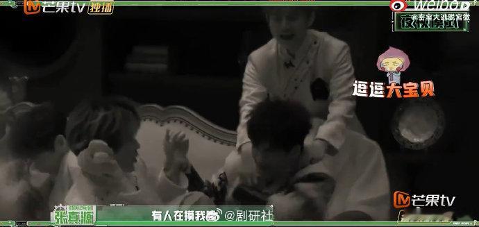 已经很好笑了何老师还在加料密室大逃脱本来剧情走向还挺正经，何老师一开口疯狂加料，
