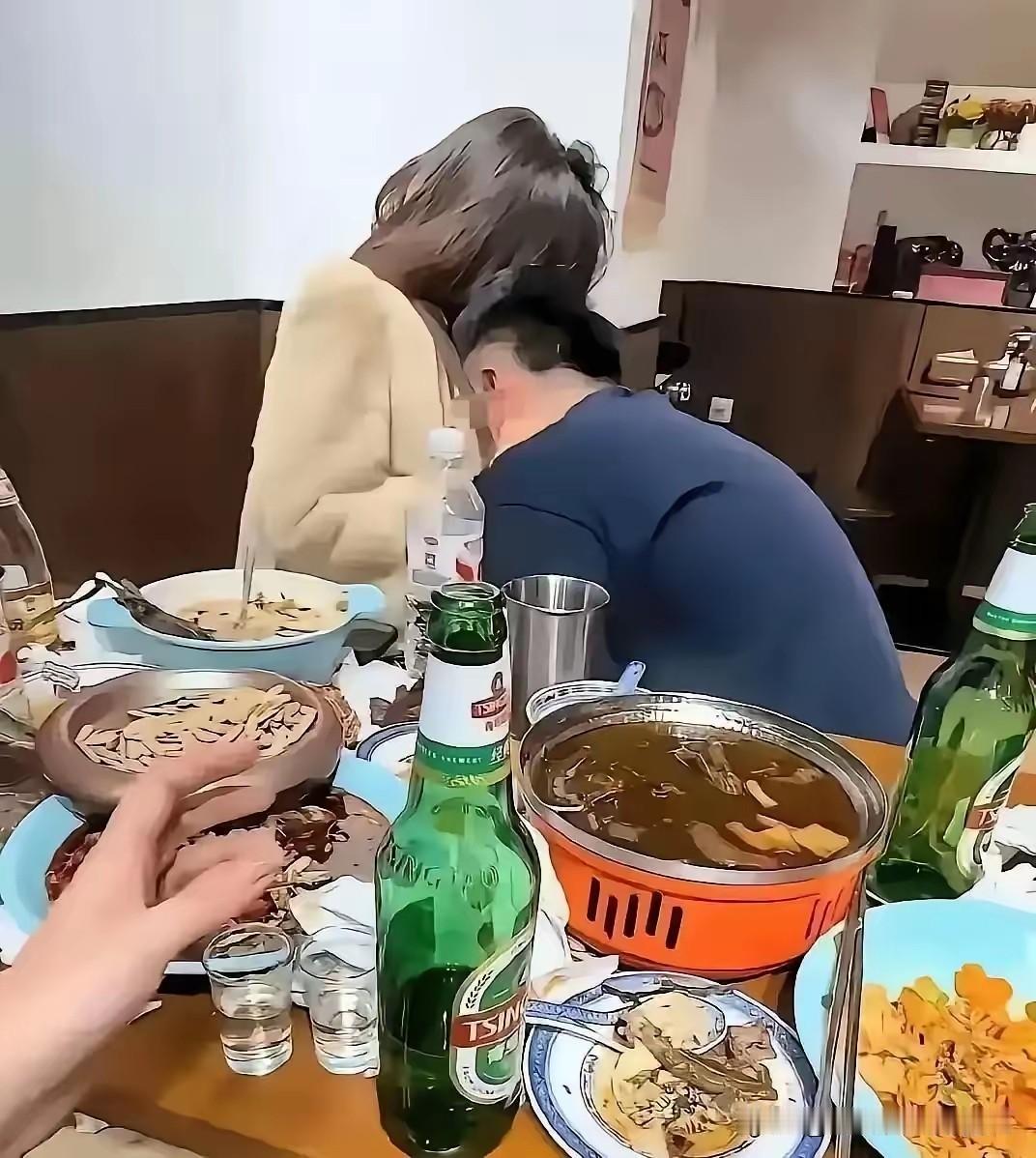 一男一女在KTV里喝了几杯酒，搂抱在一起很是亲密。没想到同桌的拍摄者将这一幕拍了