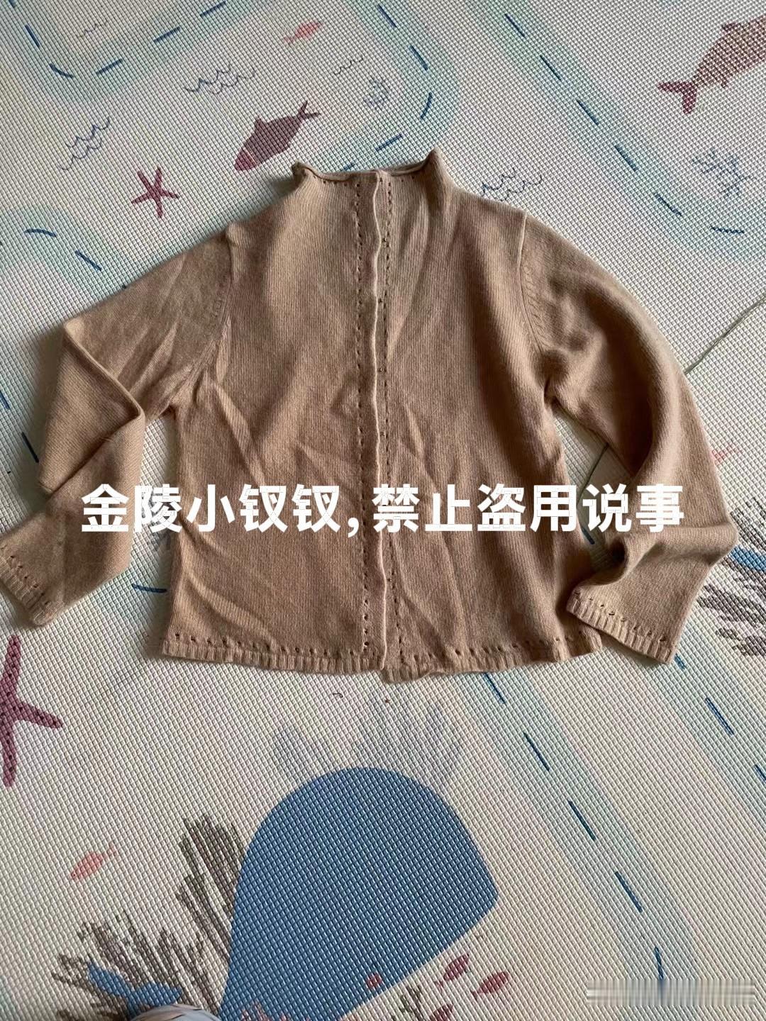 旧物改造

九十年代的一件拉毛羊毛衫，当时所有边都穿了一条同色纯兔皮毛，那个时候