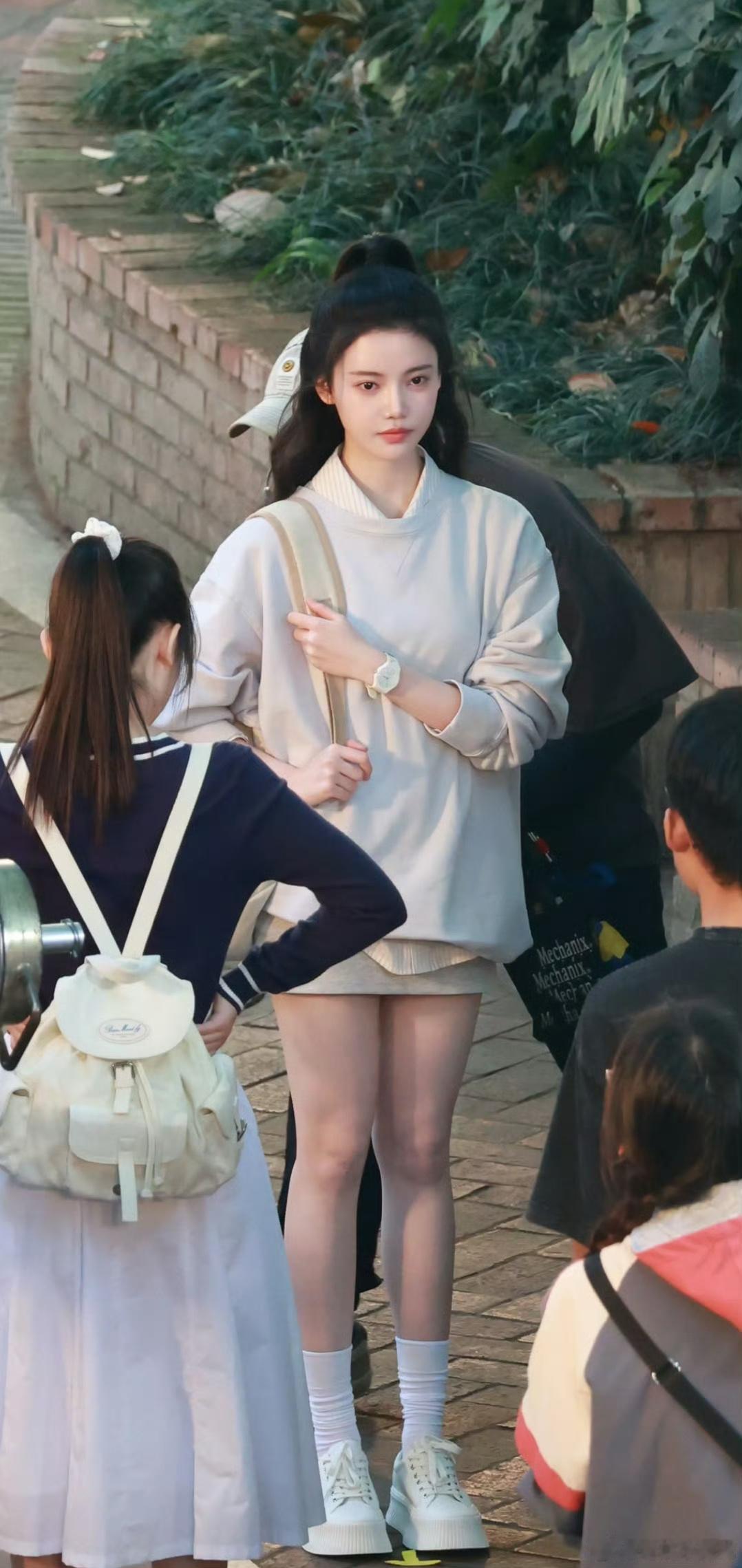 孙珍妮有部现偶《谈恋爱不如上清华》，里面她的造型也很青春靓丽。 