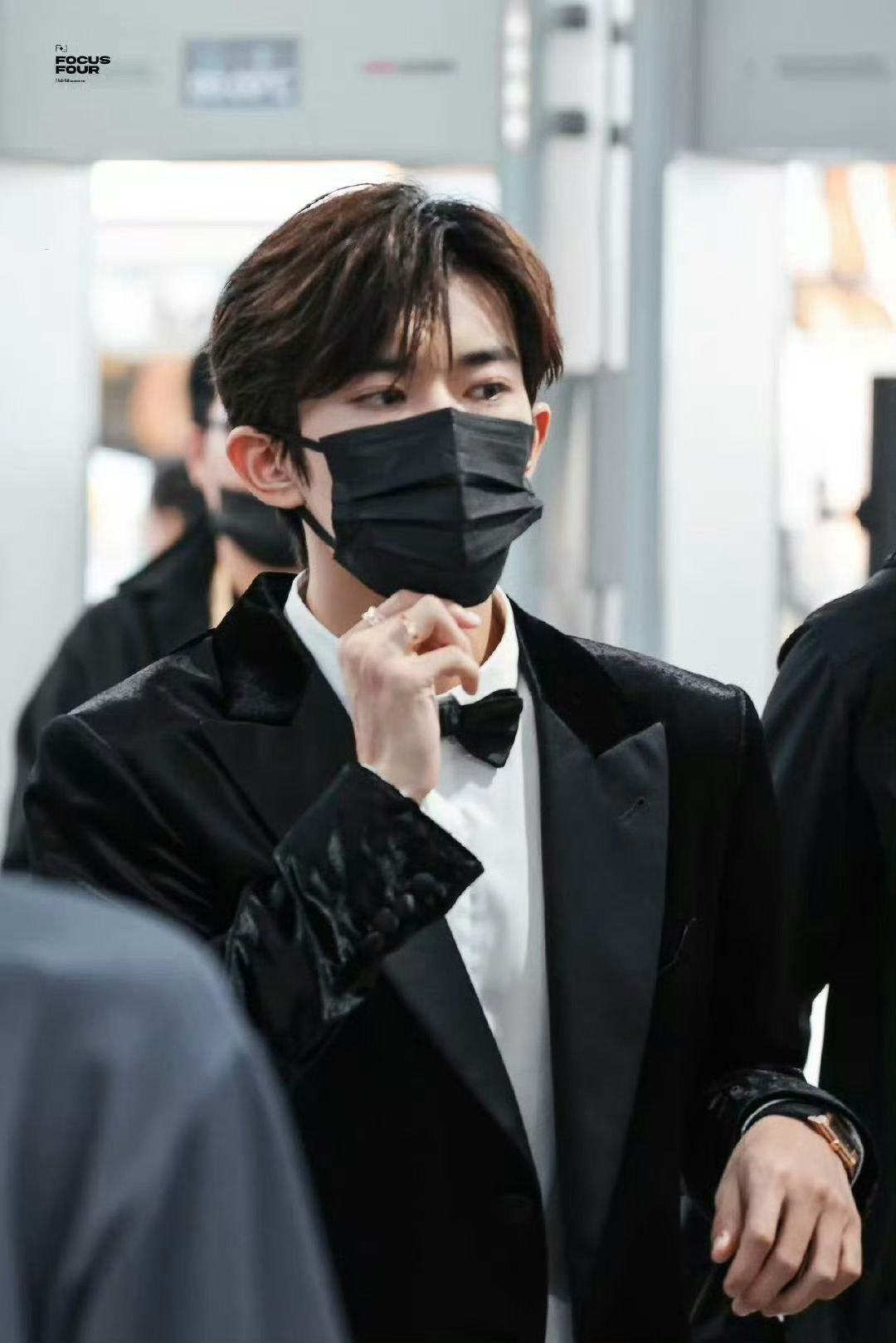 救命  !    !    !易烊千玺这是真王子啊！ 