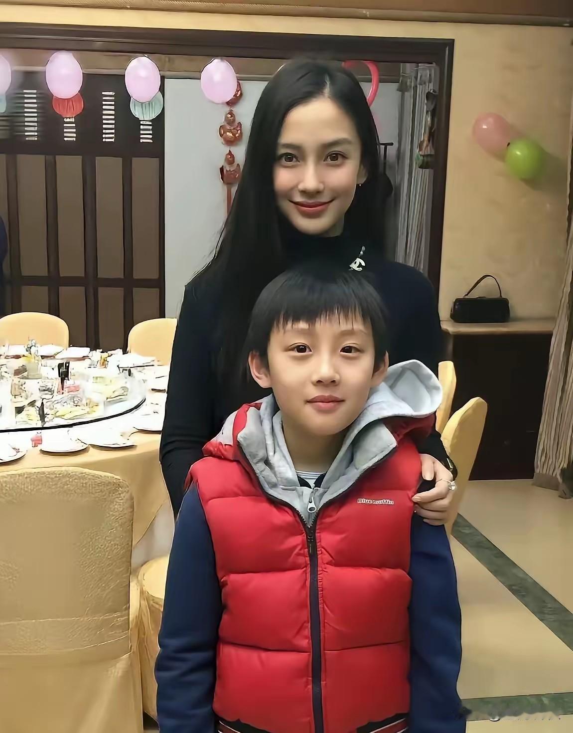 黄晓明儿子是星二代里最帅的了
这颜值没有浪费父母的良好基因
baby带娃 黄晓明