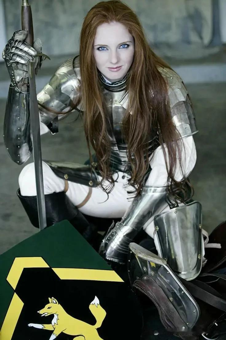 穿外骨骼外籍女士：感觉像钢铁女侠科技打破身体的局限，温柔也能拥有硬核力量。
 