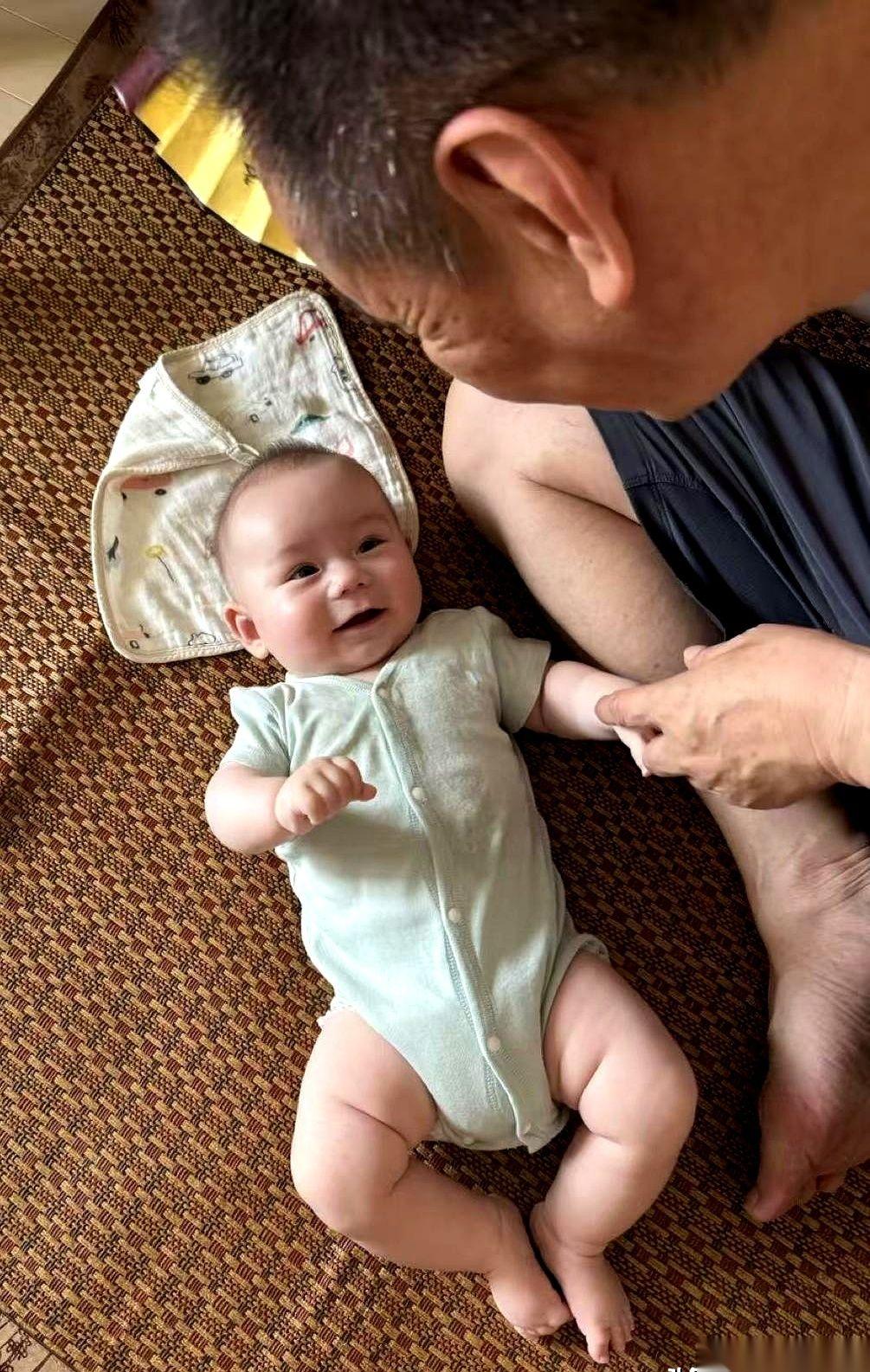 凌晨三点半的东京，连街上的野猫都还在打呼噜。
我已经像个准备排雷的特种兵一样，死
