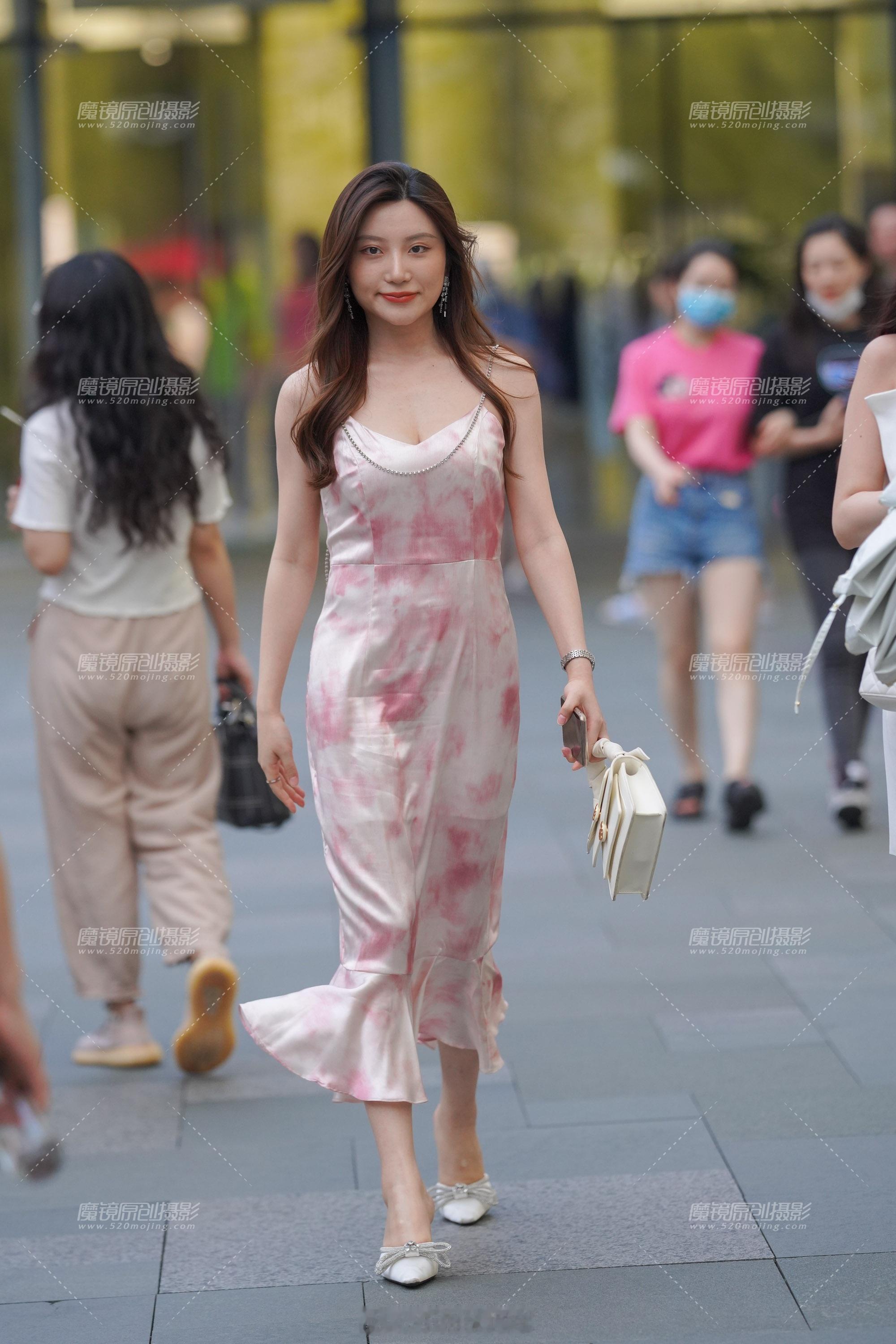 春夏氛围感拉满腮红小姐姐春夏氛围感拉满的腮红，配上这碎花裙，好看！ ​​​