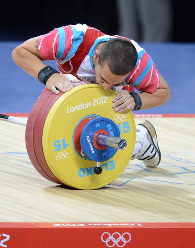 英媒12月3日报道，巴西55岁的罗纳德·蒙泰内格罗健身时出意外丢了命。他在累西腓