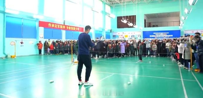 谌龙出任羽毛球国青队教练 谌龙出任青年队教练，对于目前青年队来说是好事儿，看着比