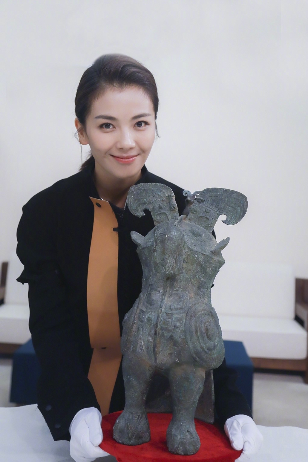 “我知道你想我，你才唤我来看你”两件妇好鸮尊出土50周年，首次在家乡河南重聚。同