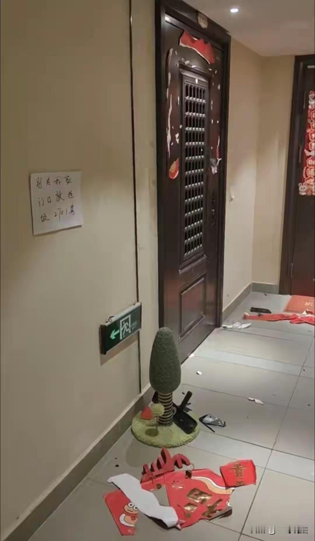 “欺人太甚！”广东深圳，一女子下班回家，发现邻居把拉 圾扔自己家门，女子急了，这