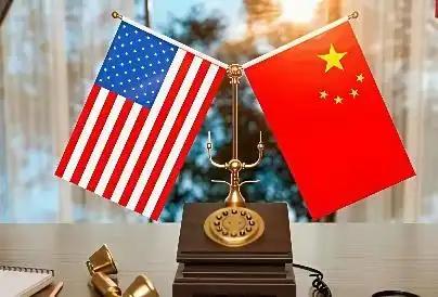 眼下，全世界都在看中美谁先撑不住。现在是中国有货卖不出，急着赚钱，美国是有钱买不