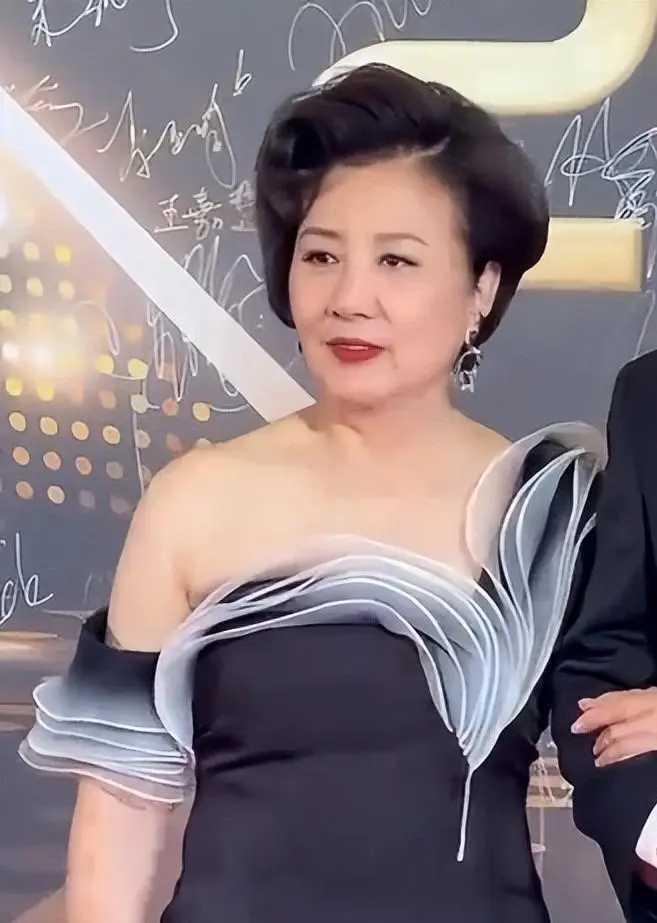 79岁的人，还能穿的这么袒胸露肩其实也是一种骄傲的资本。

客观的承认，有几个快