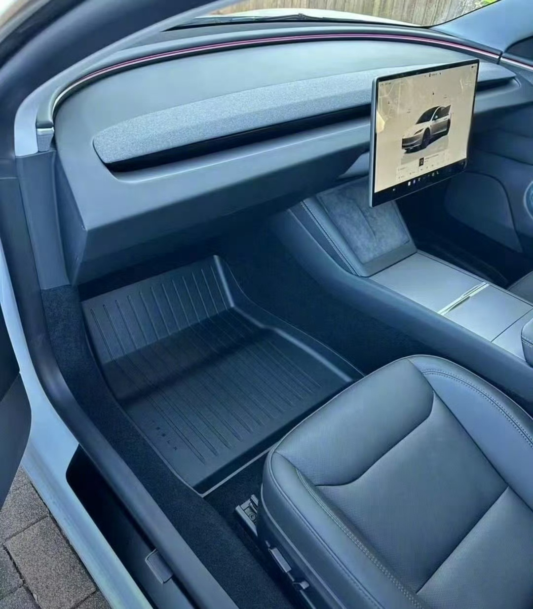 #特斯拉Cybercab没有方向盘和踏板#真正的无人驾驶就是不留后路，直接不给你