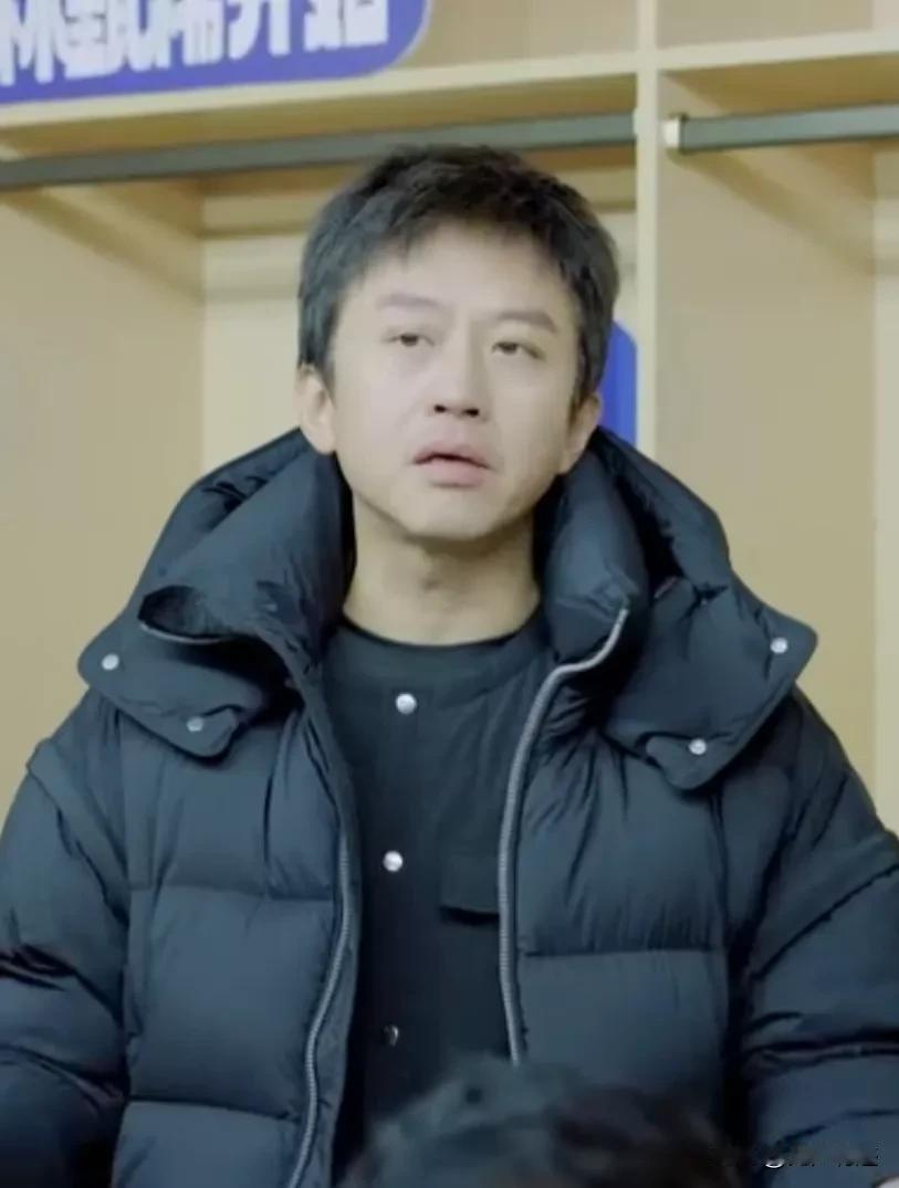 演员邓超，断崖式衰老！有那么一瞬间以为看见的是老作家余华。
这是邓超在最近的综艺