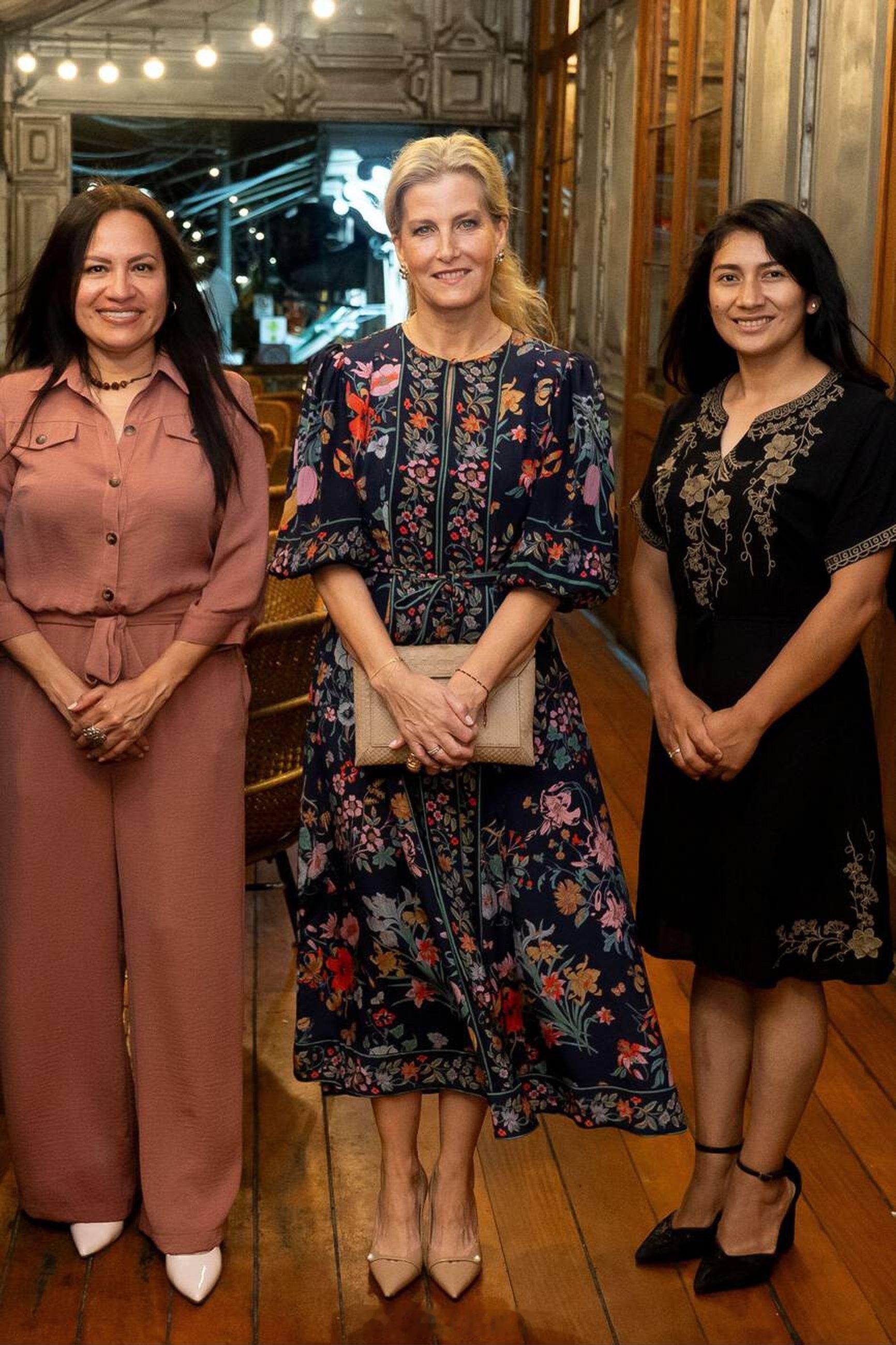 2025年11月11日，爱丁堡公爵夫人苏菲在秘鲁伊基托斯出席晚宴，并与秘鲁民间组