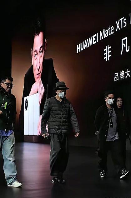 原来刘德华也不例外，
40岁的外形，63岁的身体，
再怎么保养也不得不服老，虚是
