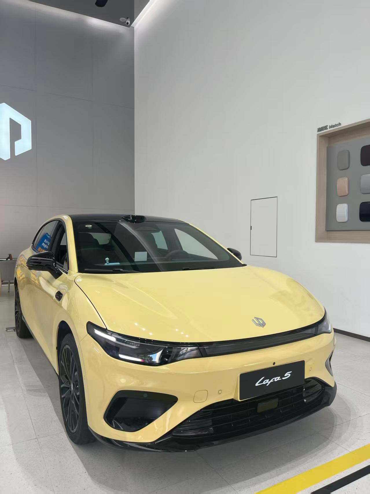 零跑Lafa5开起来很轻快，方向盘手感轻盈，在城市里穿梭自如。车身小巧，找个停车