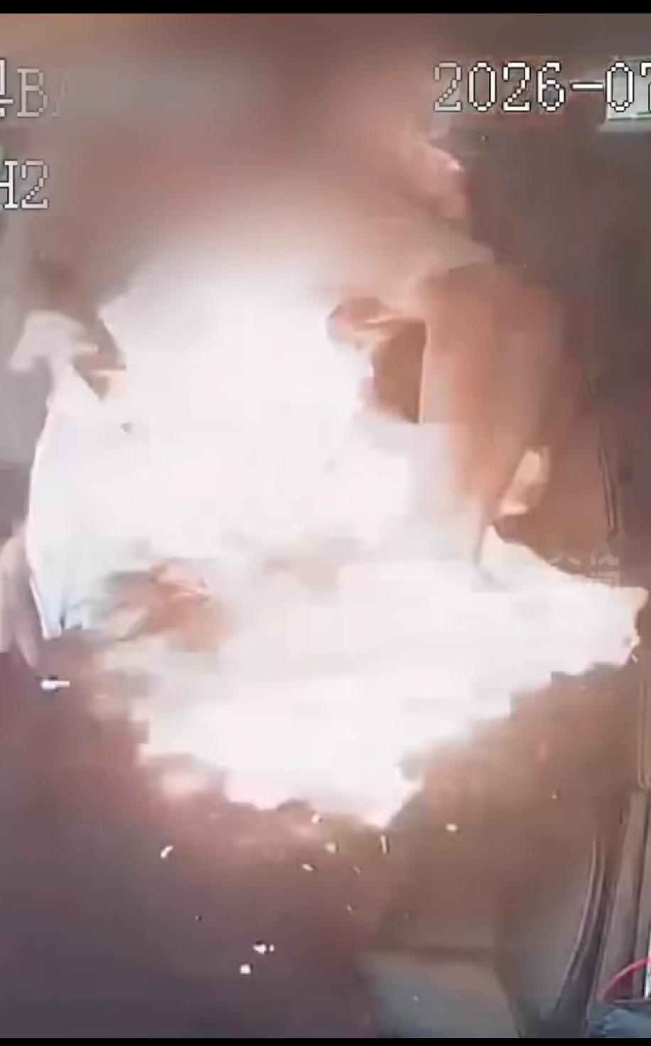 一秒变“车内炸弹”！男子乘车遭遇惊魂爆燃，央视紧急提醒：很多人每天都在带隐患出门