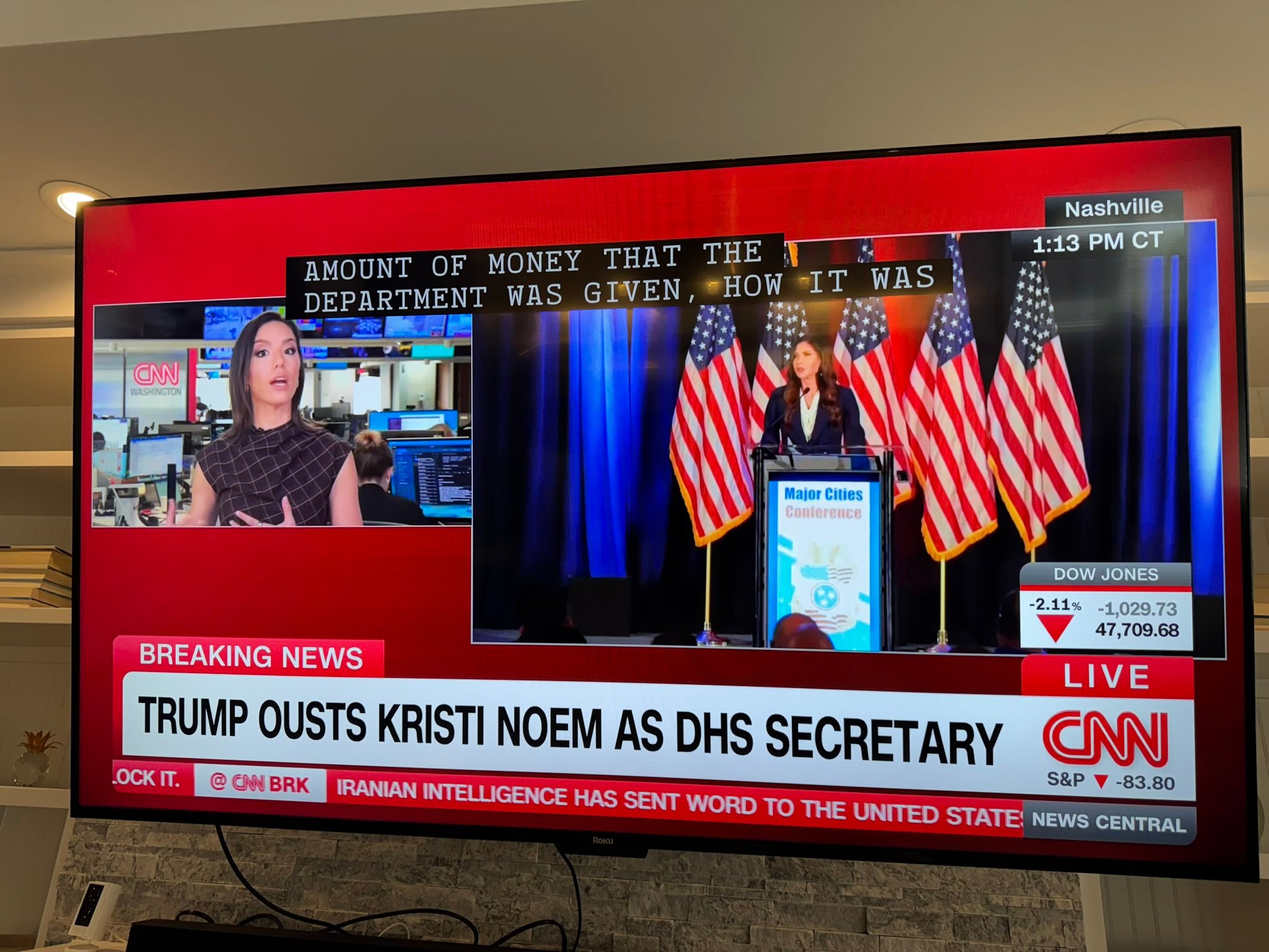 美国国土安全部部长被解职¹ 特朗普一怒之下，说解雇她就解雇她。给她安了一个新发明