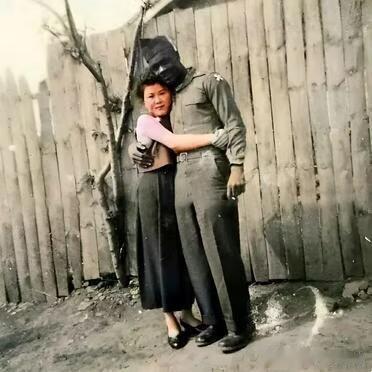 1950年，美军驻日营地外，一个美军黑人士兵抱着一个日本女子的留影。从照片中女子
