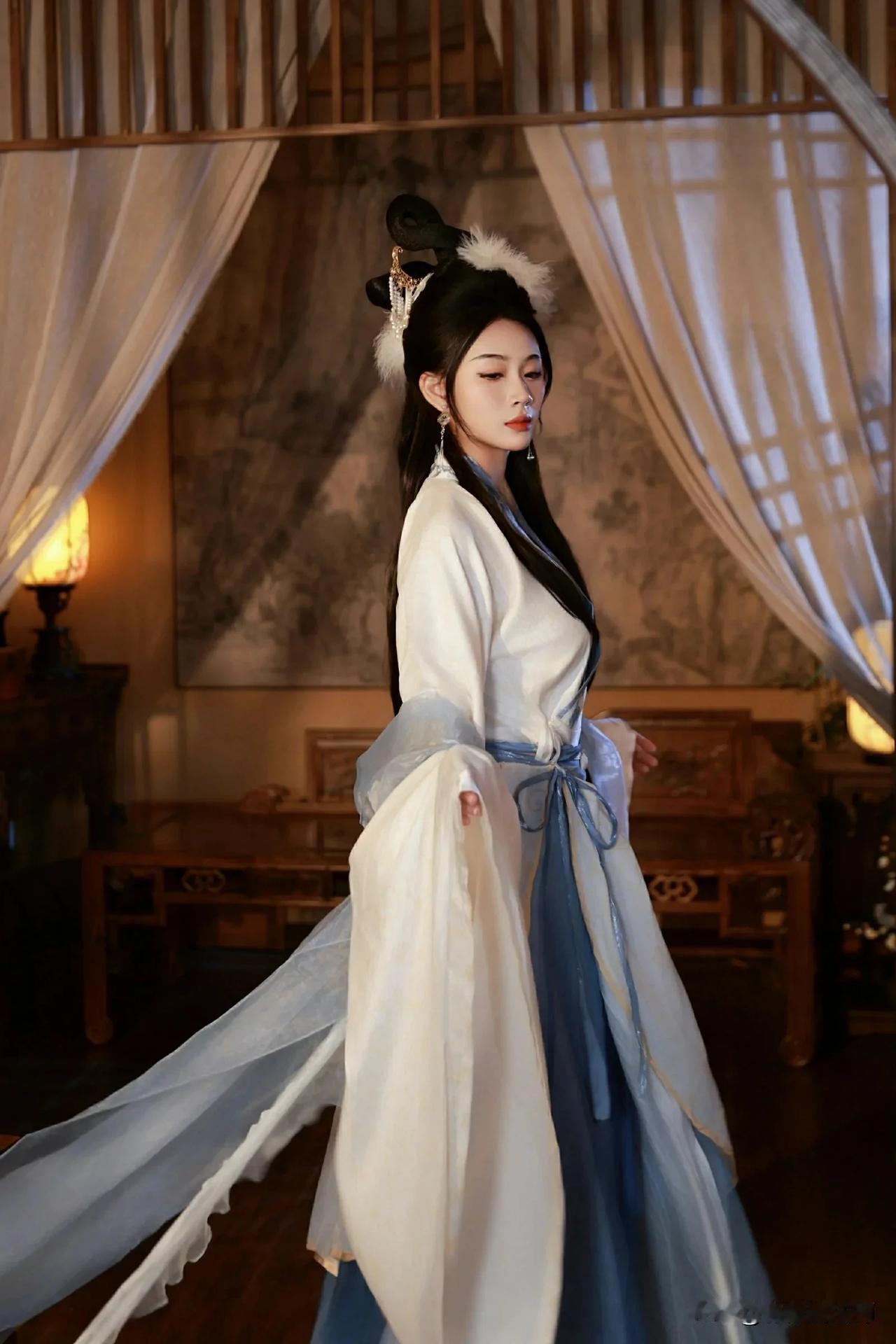 想象一下，一位宛如从时光隧道穿越而来的古典美人，手里像拿着神秘魔法书一样握着古卷