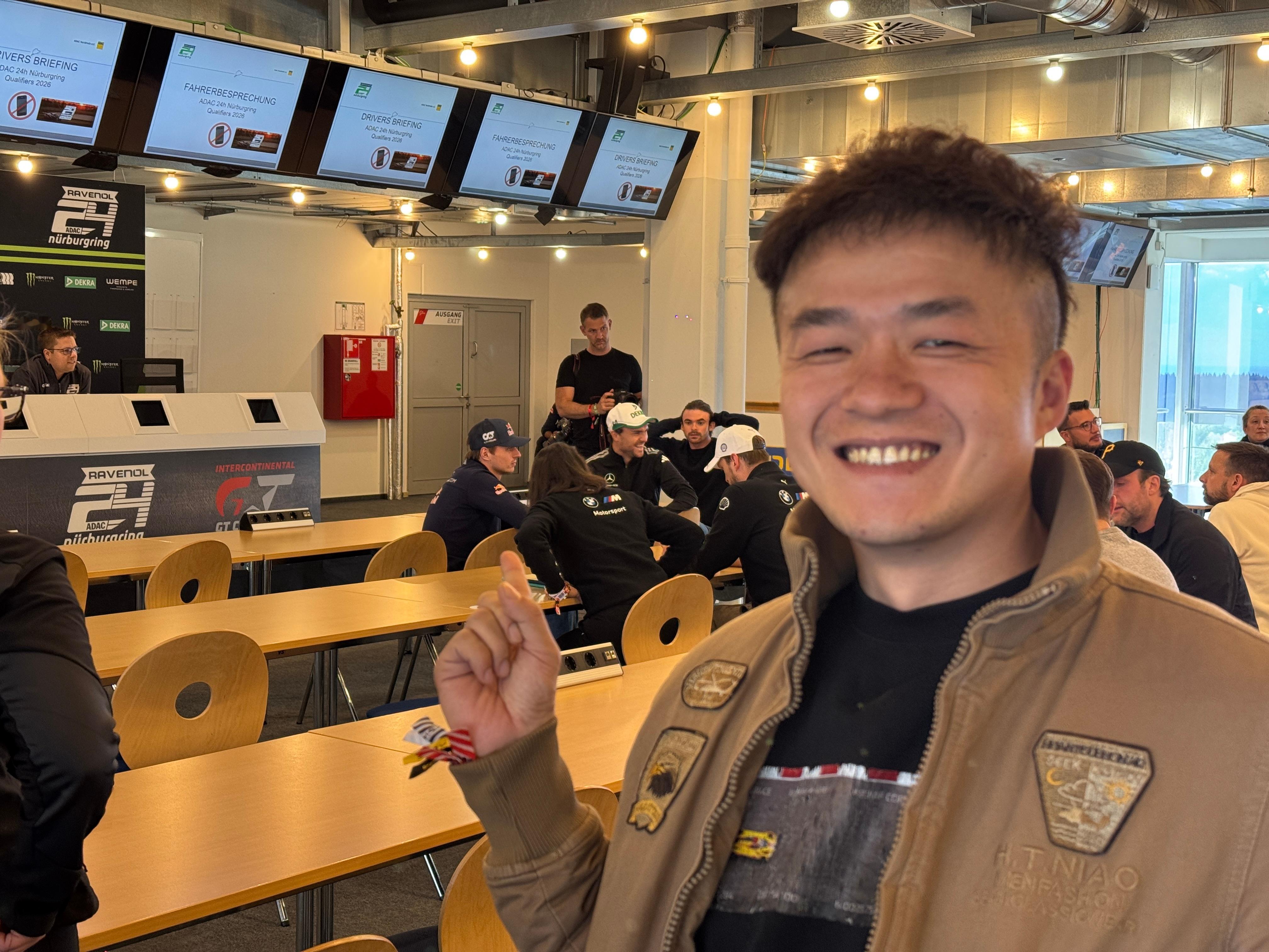 又跟潘潘同场开车手会了，有别的车手找潘潘去合影了，但我不太敢，潘潘气场太强了。那